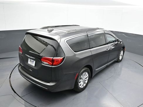Used 2017 Chrysler Pacifica Touring-L image 38