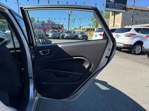 Used 2015 Ford Fiesta SE image 45