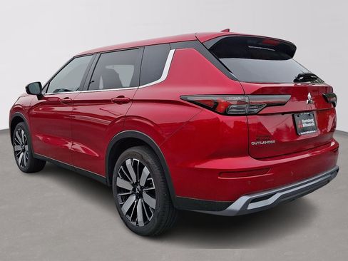 Used 2025 Mitsubishi Outlander SE FWD image 4