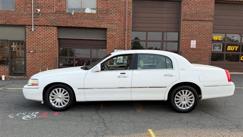 Used 2003 Lincoln Town Car Executive RWD image 5