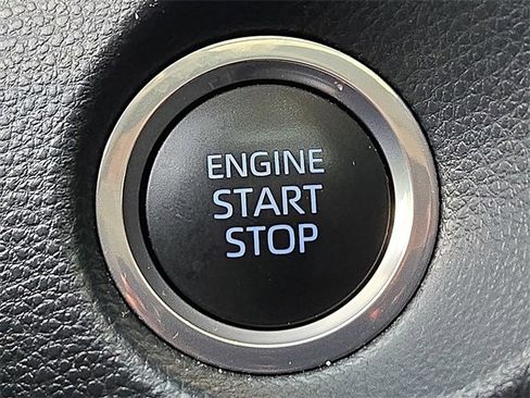 Certified 2022 Toyota Corolla Cross XLE image 23