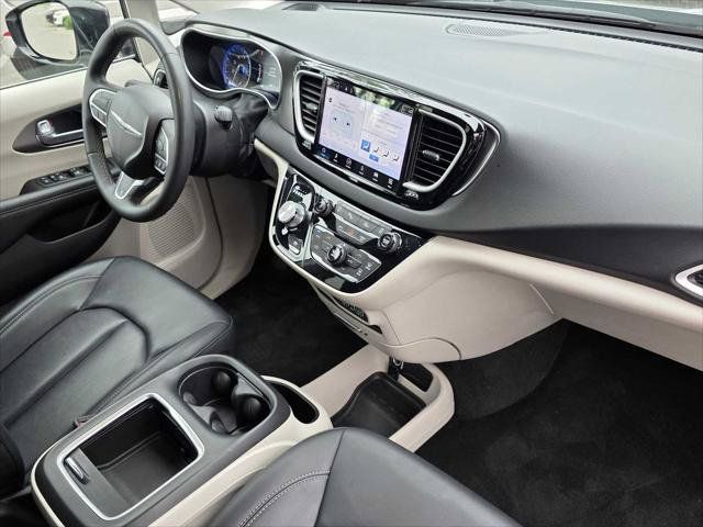 Used 2024 Chrysler Pacifica Touring-L FWD image 10