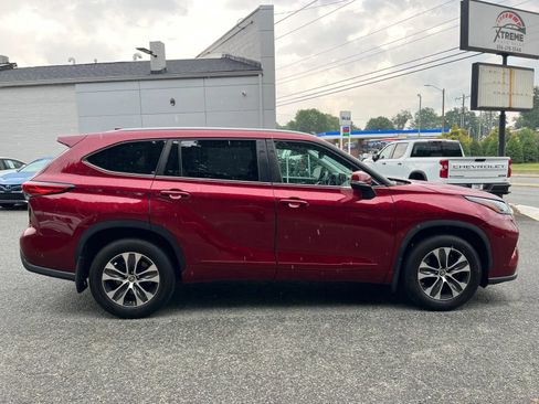 Used 2023 Toyota Highlander XLE AWD/4WD image 3