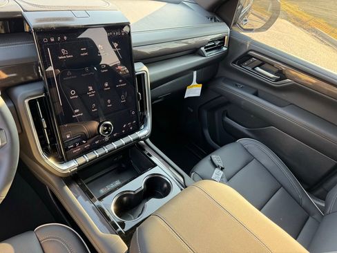 New 2026 GMC Yukon Elevation image 30