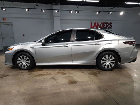 Used 2021 Toyota Camry LE image 4
