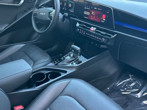 Used 2023 Kia Niro SX Touring image 13