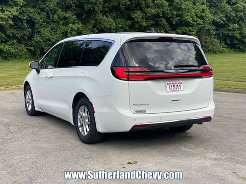 Used 2023 Chrysler Pacifica Touring-L FWD image 5