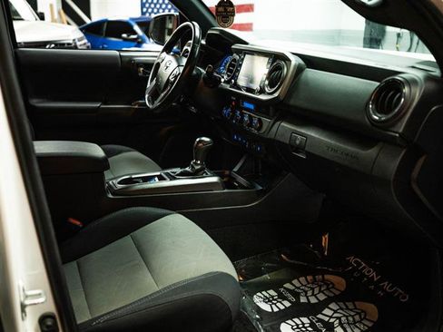 Used 2022 Toyota Tacoma TRD Off-Road w/ Technology Package image 12