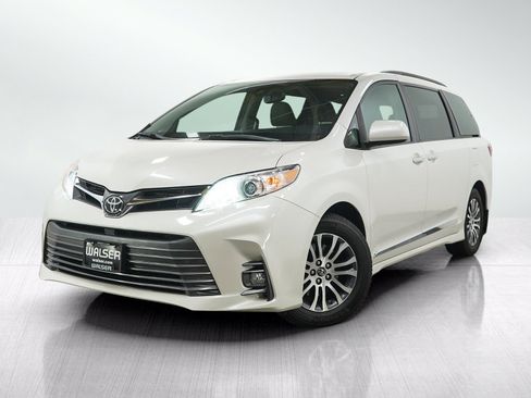 Used 2018 Toyota Sienna XLE w/ XLE Navigation Package FWD image 1