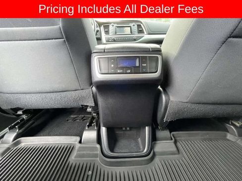 Used 2019 Toyota Highlander LE AWD/4WD image 15