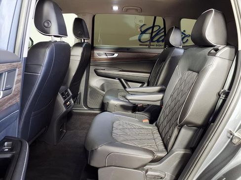 Used 2024 Volkswagen Atlas SEL Premium R-Line image 8