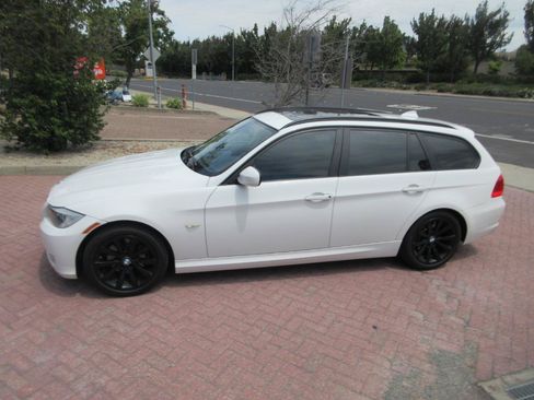 Used 2011 BMW 328i Wagon RWD image 4
