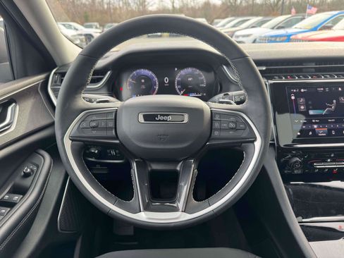 Used 2023 Jeep Grand Cherokee Laredo w/ Luxury Tech Group I image 11