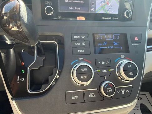 Used 2018 Toyota Sienna XLE w/ XLE Navigation Package FWD image 17