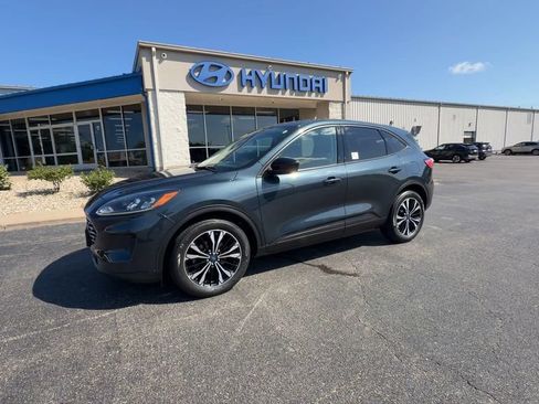 Used 2022 Ford Escape SE w/ SE Sport Appearance Package FWD image 4