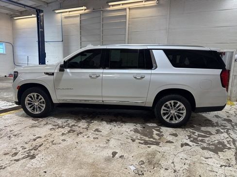 Used 2021 GMC Yukon XL SLT w/ Rear Media and Nav Package image 4