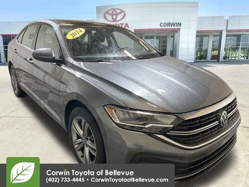 Used 2024 Volkswagen Jetta SE image 1