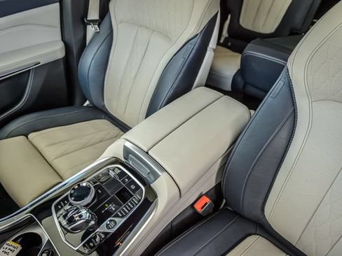 Used 2020 BMW X7 xDrive40i w/ M Sport Package AWD/4WD image 32