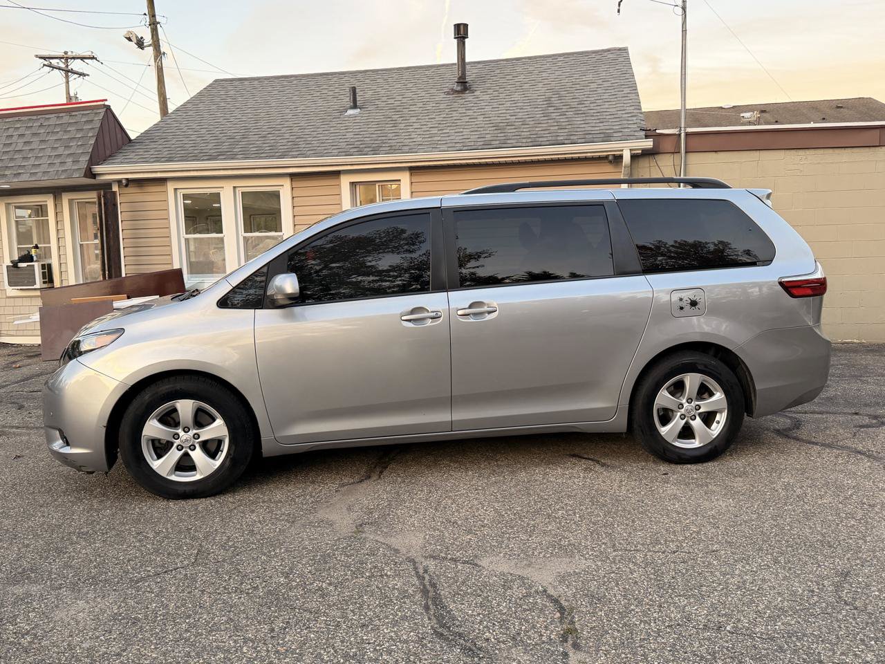 Used 2017 Toyota Sienna LE FWD image 3