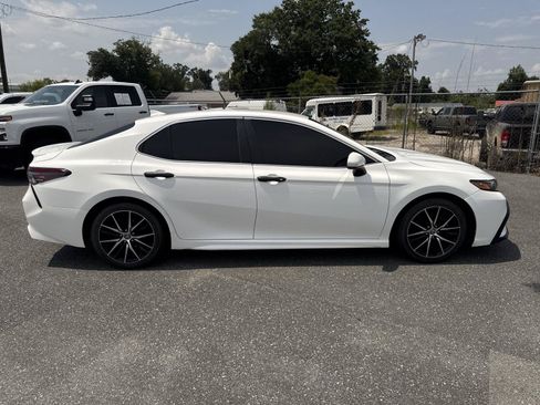 Used 2021 Toyota Camry SE FWD image 3