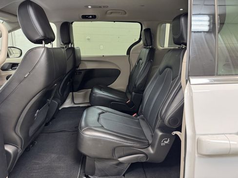 Used 2024 Chrysler Pacifica Touring-L image 15
