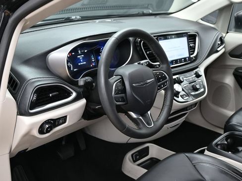 Used 2023 Chrysler Pacifica Touring-L FWD image 16