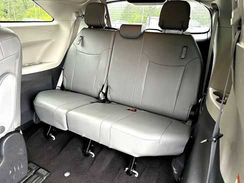 Used 2024 Toyota Sienna XLE FWD image 18
