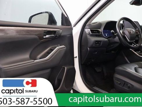 Used 2023 Toyota Highlander Limited image 10