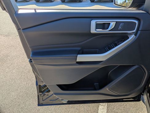 Certified 2022 Ford Explorer XLT w/ Equipment Group 202A image 15