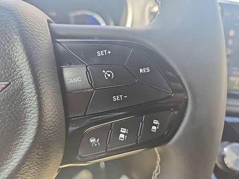 Used 2024 Chrysler Pacifica Limited FWD image 15