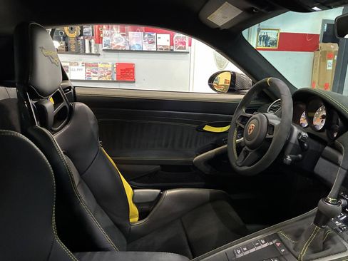 Used 2025 Porsche 718 Cayman GT4 RS RWD image 29