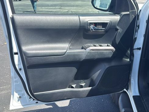 Used 2017 Toyota Tacoma TRD Sport AWD/4WD image 10