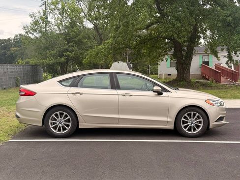 Used 2017 Ford Fusion SE w/ Fusion SE Technology Package FWD image 8