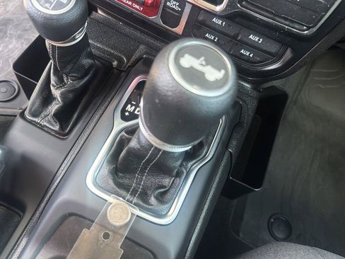 Used 2024 Jeep Wrangler Unlimited AWD/4WD image 15