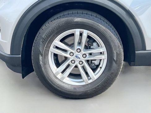 Used 2024 Ford Explorer XLT w/ Equipment Group 202A RWD image 30