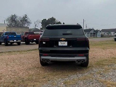 New 2026 Chevrolet Traverse LT w/ Sun and Wheel Package FWD image 7