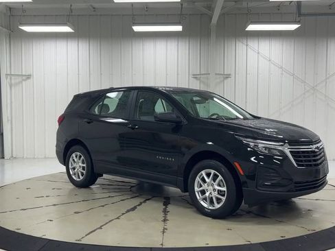 Used 2023 Chevrolet Equinox LS AWD/4WD image 2