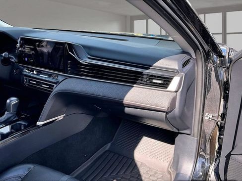 Used 2025 Toyota Camry XLE FWD image 17