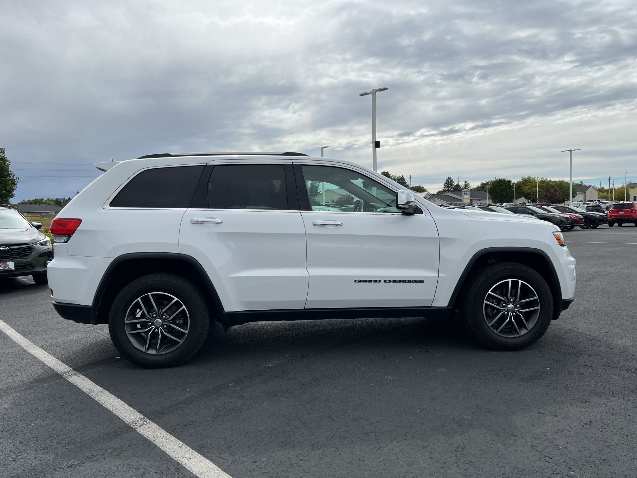 Used 2017 Jeep Grand Cherokee Limited AWD/4WD image 3
