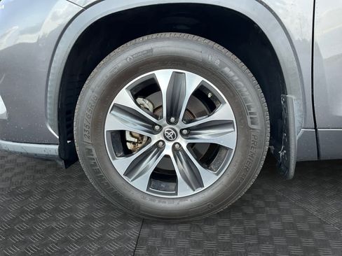 Used 2021 Toyota Highlander XLE AWD/4WD image 5