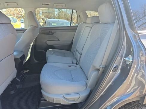 Used 2021 Toyota Highlander LE image 10