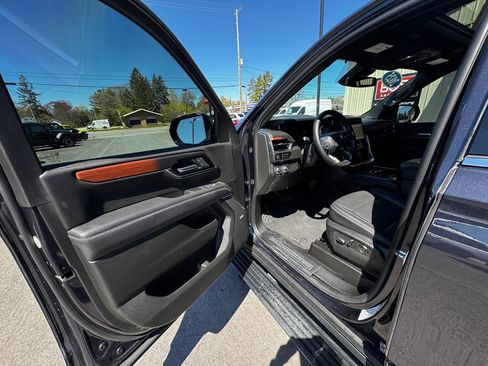 Used 2025 GMC Yukon Denali w/ Sun & Power Step Package AWD/4WD image 9