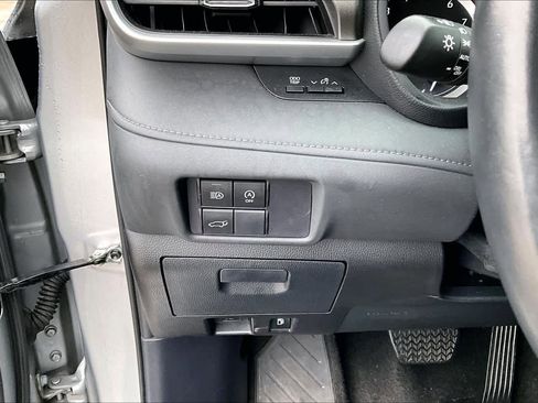 Used 2024 Toyota Highlander LE AWD/4WD image 32