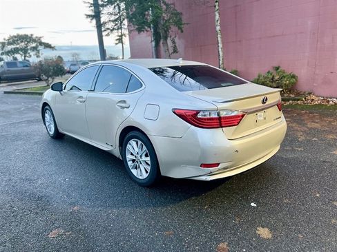 Used 2014 Lexus ES 300h w/ Luxury Package w/Bamboo Trim FWD image 5