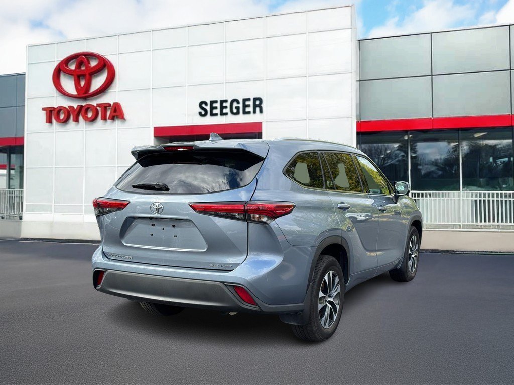 Used 2020 Toyota Highlander XLE AWD/4WD image 3