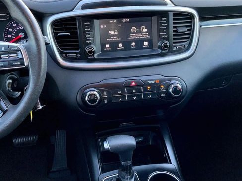 Used 2019 Kia Sorento LX image 7