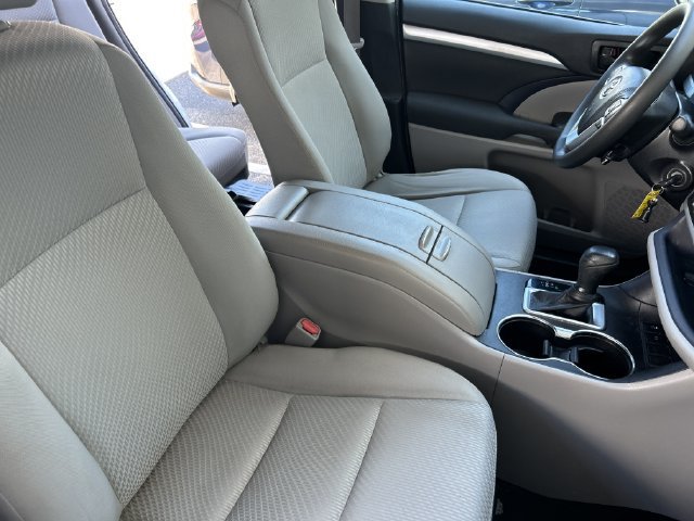 Used 2019 Toyota Highlander LE FWD image 34