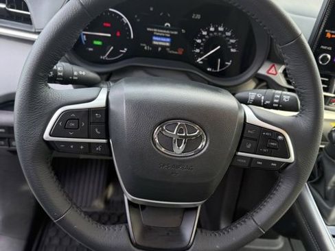 Used 2025 Toyota Sienna XLE image 18