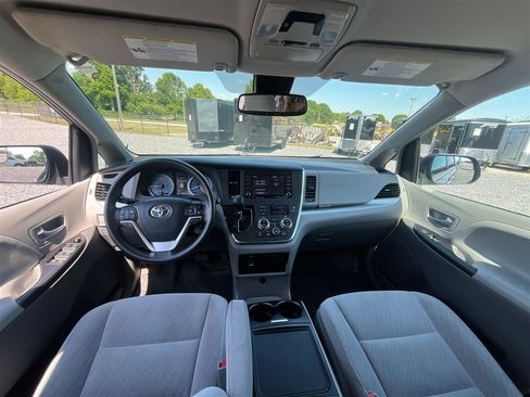 Used 2018 Toyota Sienna LE FWD image 22