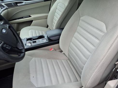 Used 2017 Ford Fusion SE w/ Fusion SE Technology Package FWD image 3